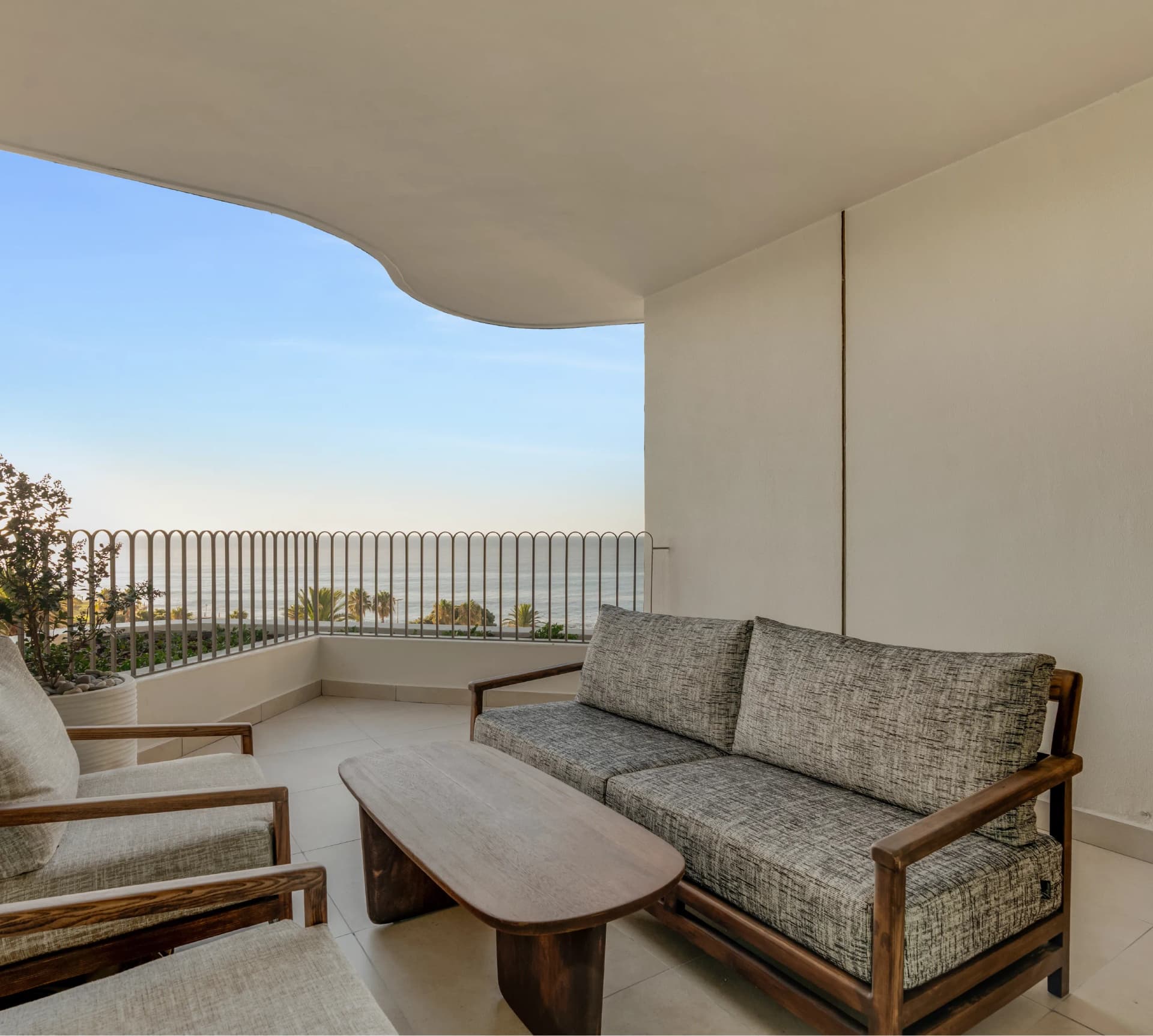 Deluxe Sea-Facing Room patio