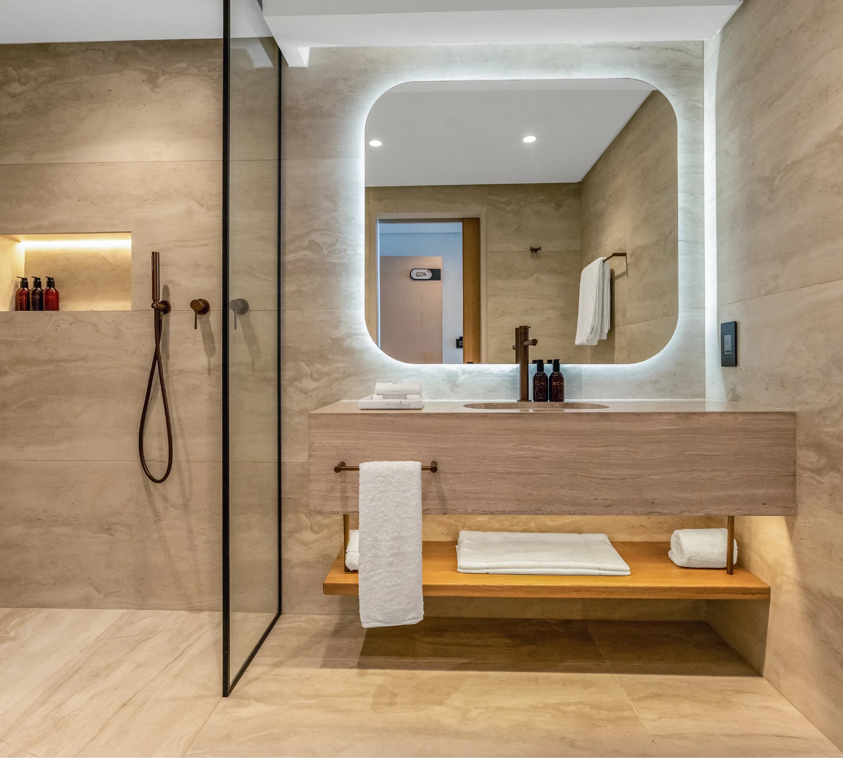 Superior Sea-Facing Room bathroom